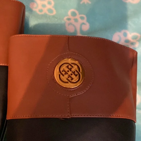 Black/brown with a gold symbol on top - Picture 2 of 6